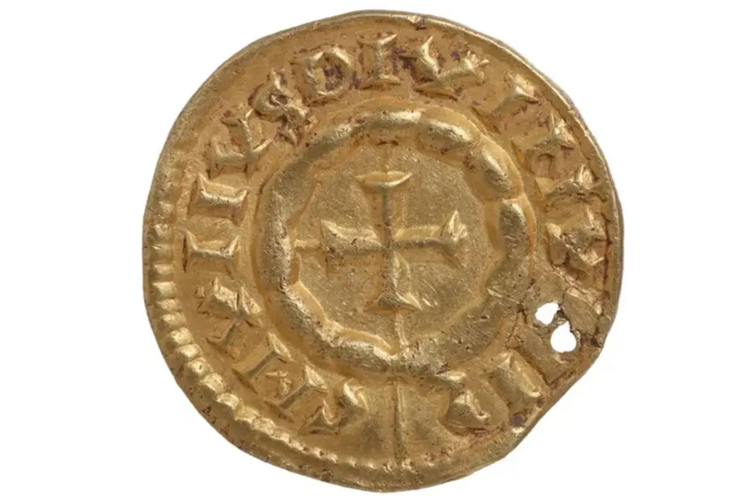 Un colgante de oro vikingo descubierto en Inglaterra podría reescribir parte de la historia del Gran Ejército Pagano y su avance por el territorio anglosajón