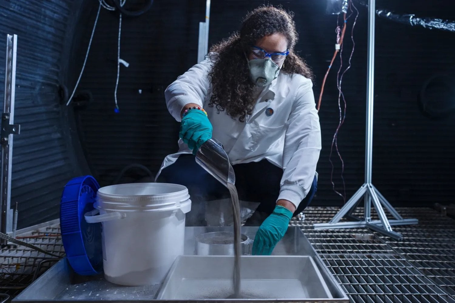 La NASA acaba de demostrar que el polvo de la Luna podría convertirse en aire respirable. Una reacción química impulsada por la luz del Sol logra extraer oxígeno del suelo lunar