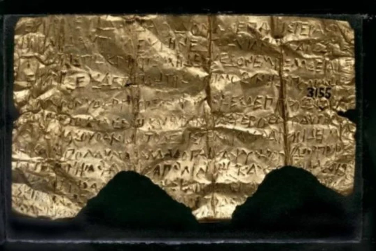Hallaron una diminuta tablilla de oro en una tumba del sur de Italia. Lo que decía era mucho más inquietante que un epitafio: un manual para cruzar el inframundo sin caer en el olvido