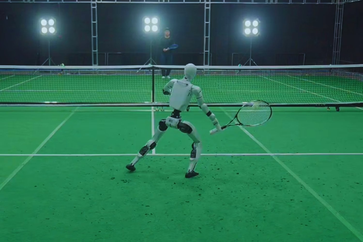 Pasamos de máquinas que pensaban mejor que nosotros a máquinas que empiezan a moverse como nosotros. El tenis se ha convertido en su nuevo campo de pruebas