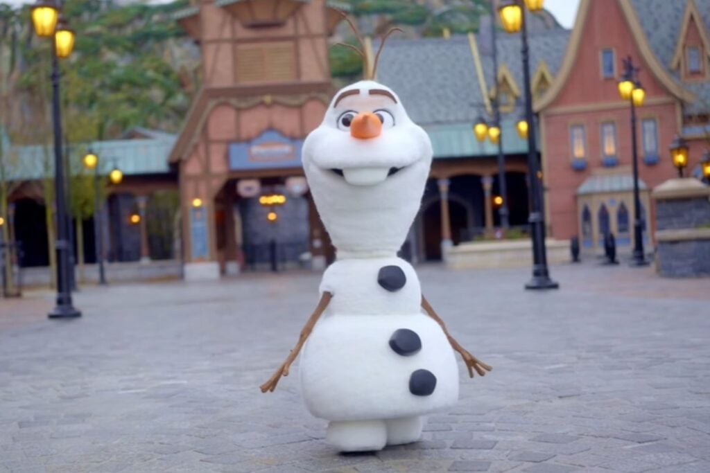 Impresionante: El Olaf de IA cae muerto frente a una multitud de niños en Disneyland