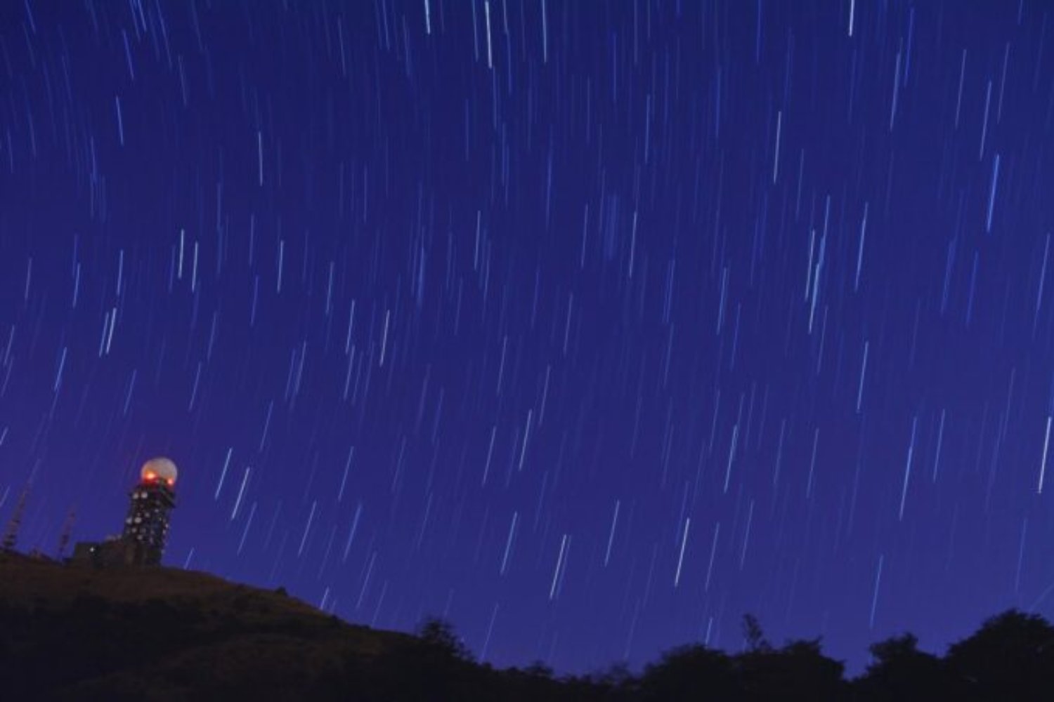 Llevamos décadas buscando señales de vida extraterrestre con una idea muy clara en mente y puede que ese haya sido exactamente el problema. Un nuevo estudio sugiere que las civilizaciones podrían estar emitiendo, pero sus estrellas deforman las señales antes de que podamos reconocerlas