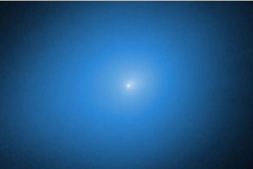 El visitante interestelar 3I/ATLAS acaba de volverse mucho más extraño. Un cálculo básico de masa sugiere que su origen natural podría ser físicamente imposible