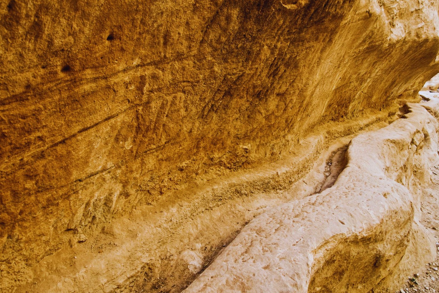 Petra vuelve a sorprender al mundo con un sistema hidráulico inesperado. El hallazgo de tuberías de plomo en su acueducto obliga a reescribir la historia tecnológica de la ciudad nabatea