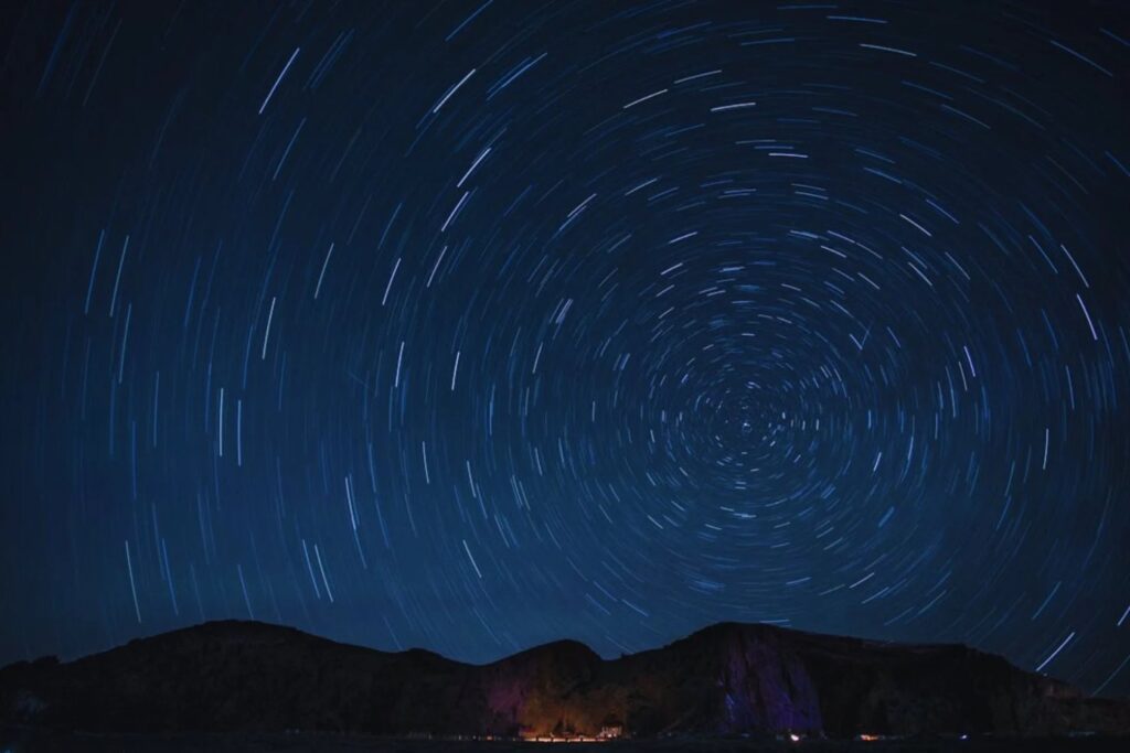 Llevamos décadas buscando señales de vida extraterrestre con una idea muy clara en mente y puede que ese haya sido exactamente el problema. Un nuevo estudio sugiere que las civilizaciones podrían estar emitiendo, pero sus estrellas deforman las señales antes de que podamos reconocerlas