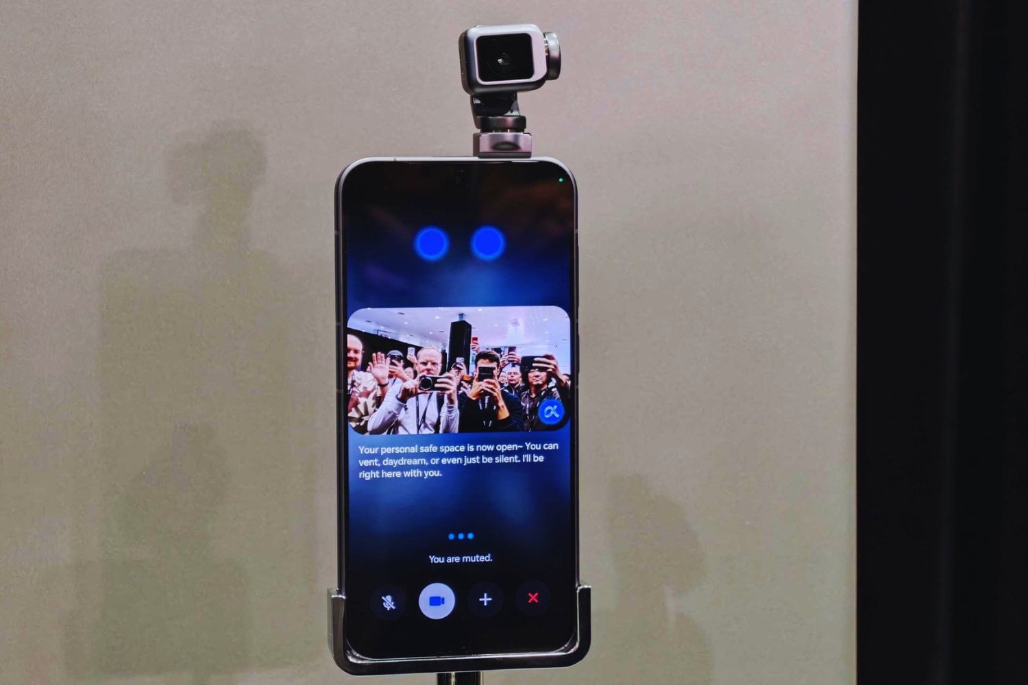 El smartphone quiere dejar de ser un “bloque negro”. Honor presenta en el MWC 2026 su primer “Robot Phone” con IA encarnada y cámara estabilizada en tres ejes