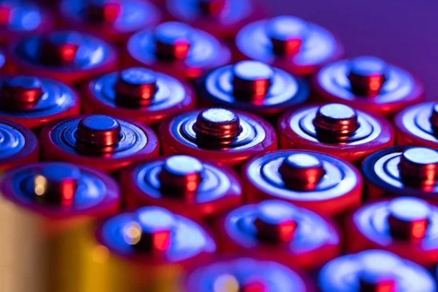 Un equipo de investigadores ha encontrado una forma de recuperar casi el 95% de una batería usada con plasma y un ácido similar al del limón. El avance apunta a un cambio clave: convertir residuos en la nueva mina de litio, cobalto y grafito