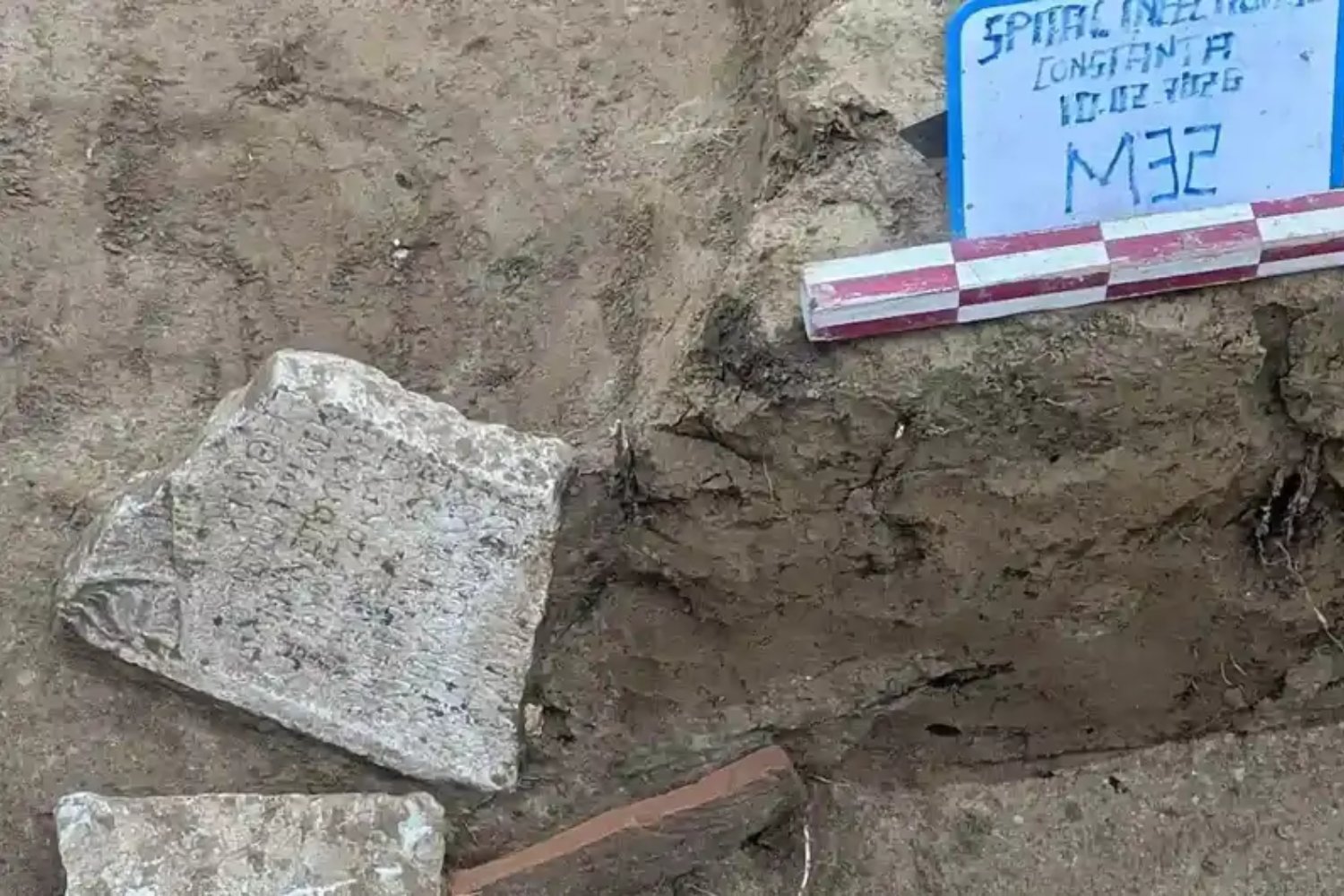 Bajo un hospital del mar Negro apareció una necrópolis romana inesperada. Los arqueólogos hallaron 34 tumbas, una inscripción griega rara y un objeto militar casi único