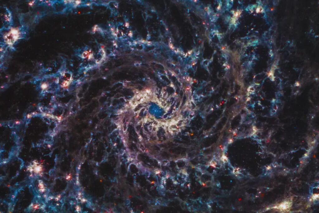 El telescopio James Webb revela con un nivel de detalle nunca visto una galaxia espiral situada a 65 millones de años luz. Sus datos ayudan a entender cómo nacen las estrellas