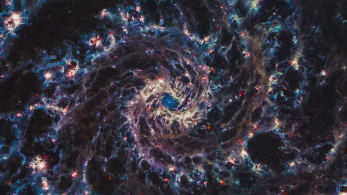 El telescopio James Webb revela con un nivel de detalle nunca visto una galaxia espiral situada a 65 millones de años luz. Sus datos ayudan a entender cómo nacen las estrellas