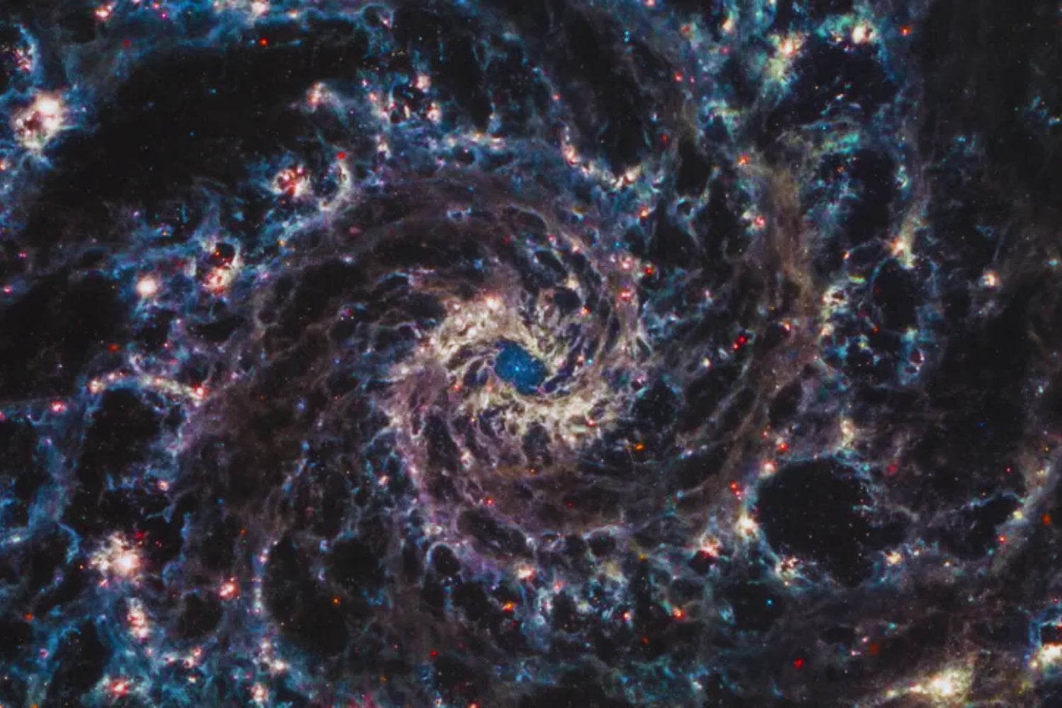 El telescopio James Webb revela con un nivel de detalle nunca visto una galaxia espiral situada a 65 millones de años luz. Sus datos ayudan a entender cómo nacen las estrellas
