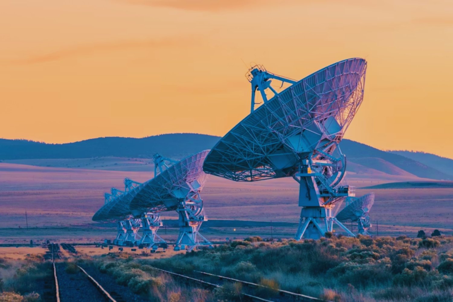 Llevamos décadas buscando señales de vida extraterrestre con una idea muy clara en mente y puede que ese haya sido exactamente el problema. Un nuevo estudio sugiere que las civilizaciones podrían estar emitiendo, pero sus estrellas deforman las señales antes de que podamos reconocerlas