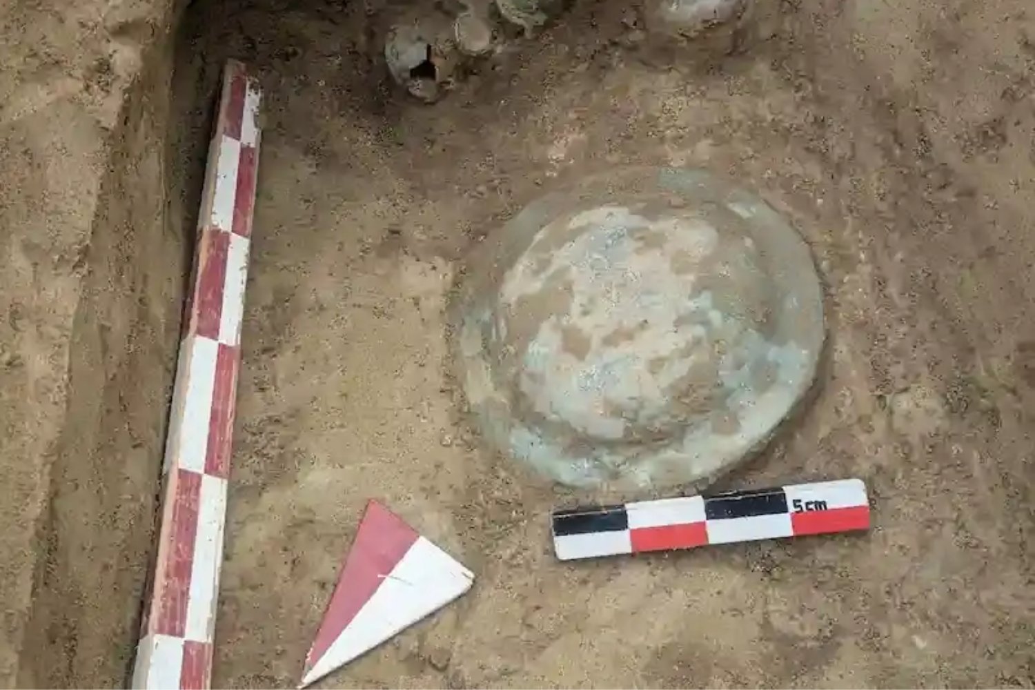 Bajo un hospital del mar Negro apareció una necrópolis romana inesperada. Los arqueólogos hallaron 34 tumbas, una inscripción griega rara y un objeto militar casi único
