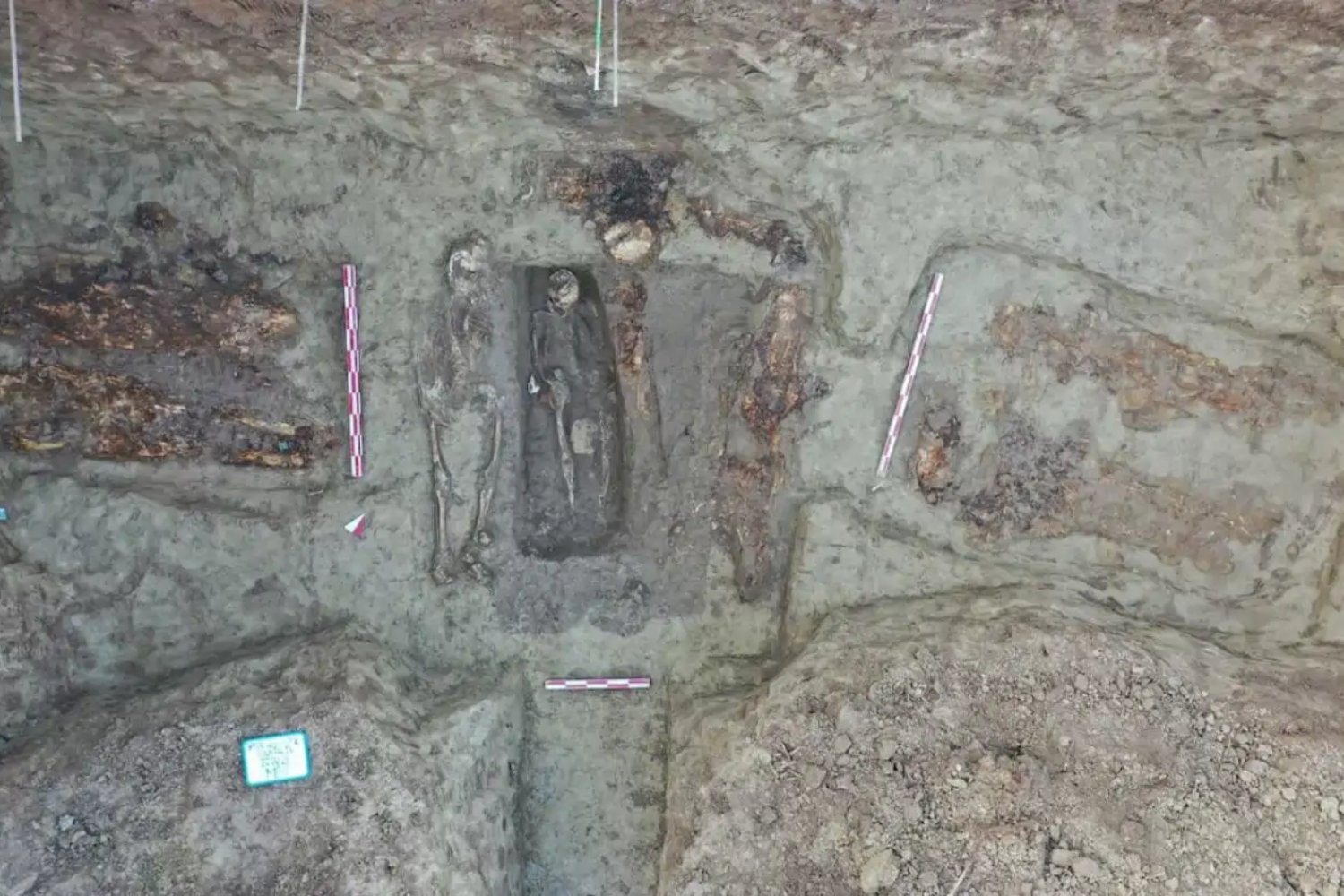 Bajo un hospital del mar Negro apareció una necrópolis romana inesperada. Los arqueólogos hallaron 34 tumbas, una inscripción griega rara y un objeto militar casi único