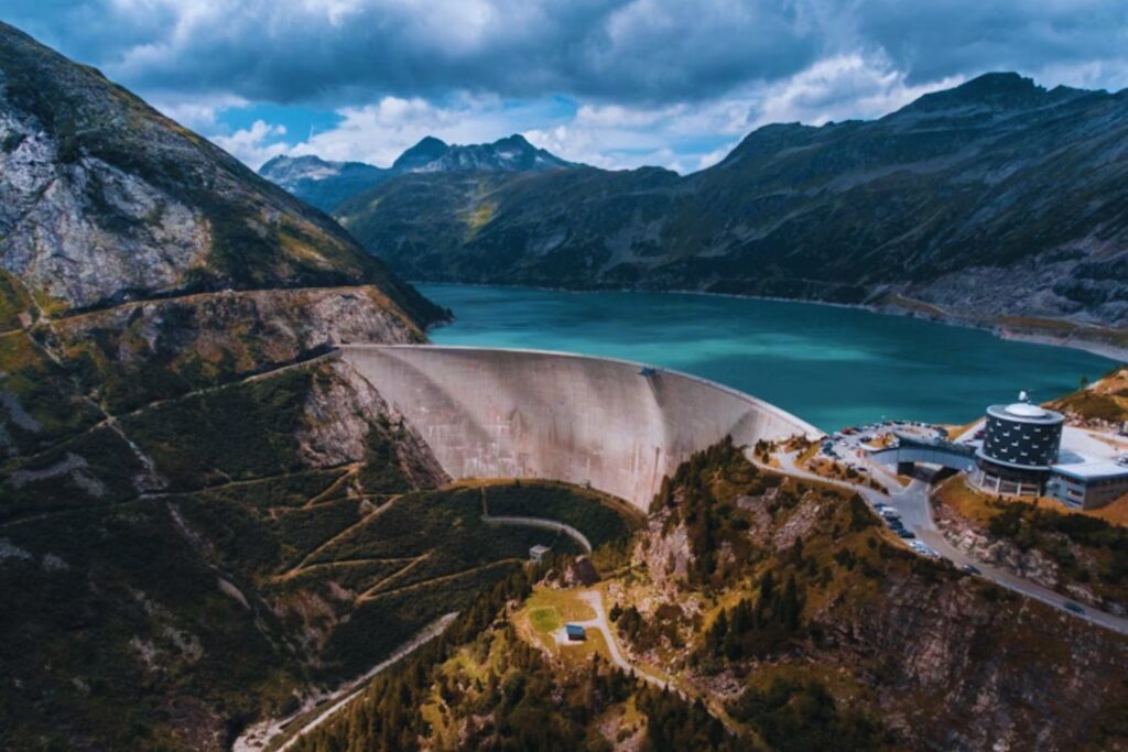 China ya tiene tanta energía solar y eólica que ahora necesita encontrar dónde guardarla. Su solución pasa por construir enormes “baterías de agua” en forma de embalses
