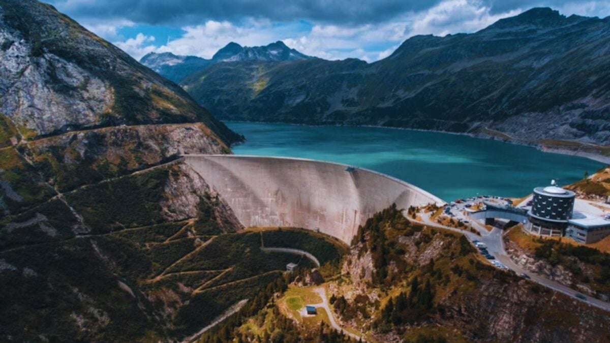 China ya tiene tanta energía solar y eólica que ahora necesita encontrar dónde guardarla. Su solución pasa por construir enormes “baterías de agua” en forma de embalses
