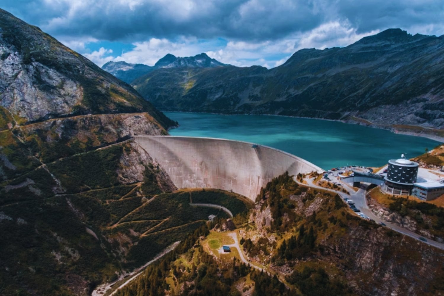 China ya tiene tanta energía solar y eólica que ahora necesita encontrar dónde guardarla. Su solución pasa por construir enormes “baterías de agua” en forma de embalses