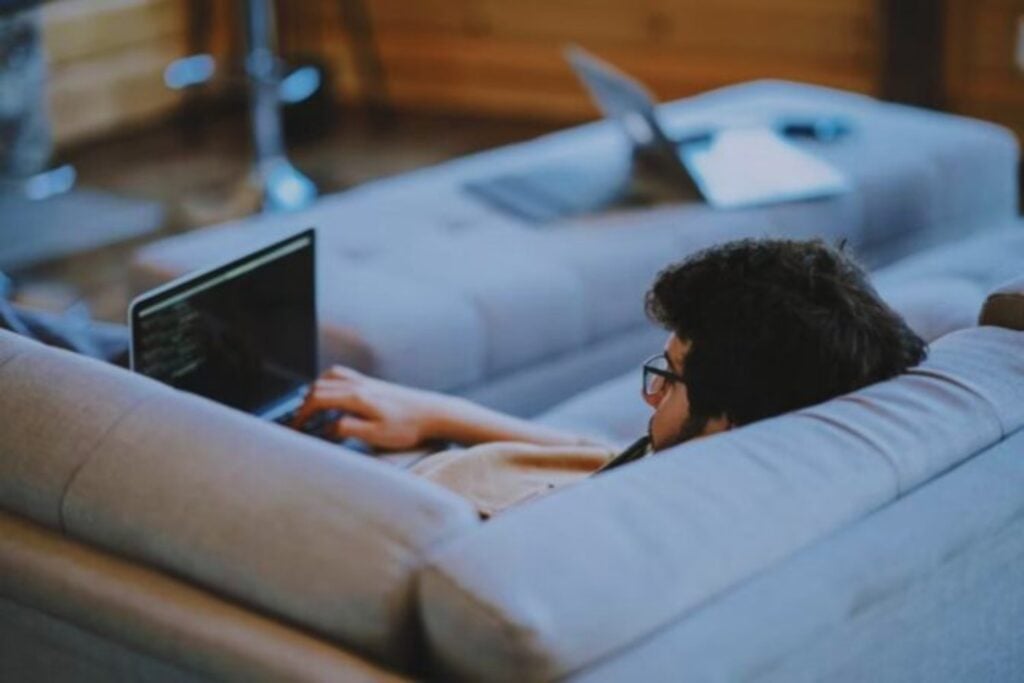 El teletrabajo prometía cambiar la relación entre empleados y empresas, pero algo ha ocurrido en silencio estos últimos años: cada vez aparece menos en las ofertas de empleo y más como una excepción que como una norma