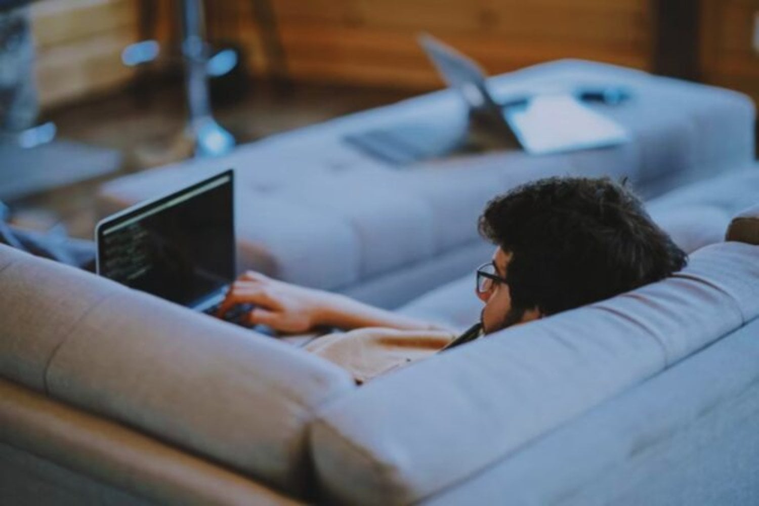 El teletrabajo prometía cambiar la relación entre empleados y empresas, pero algo ha ocurrido en silencio estos últimos años: cada vez aparece menos en las ofertas de empleo y más como una excepción que como una norma