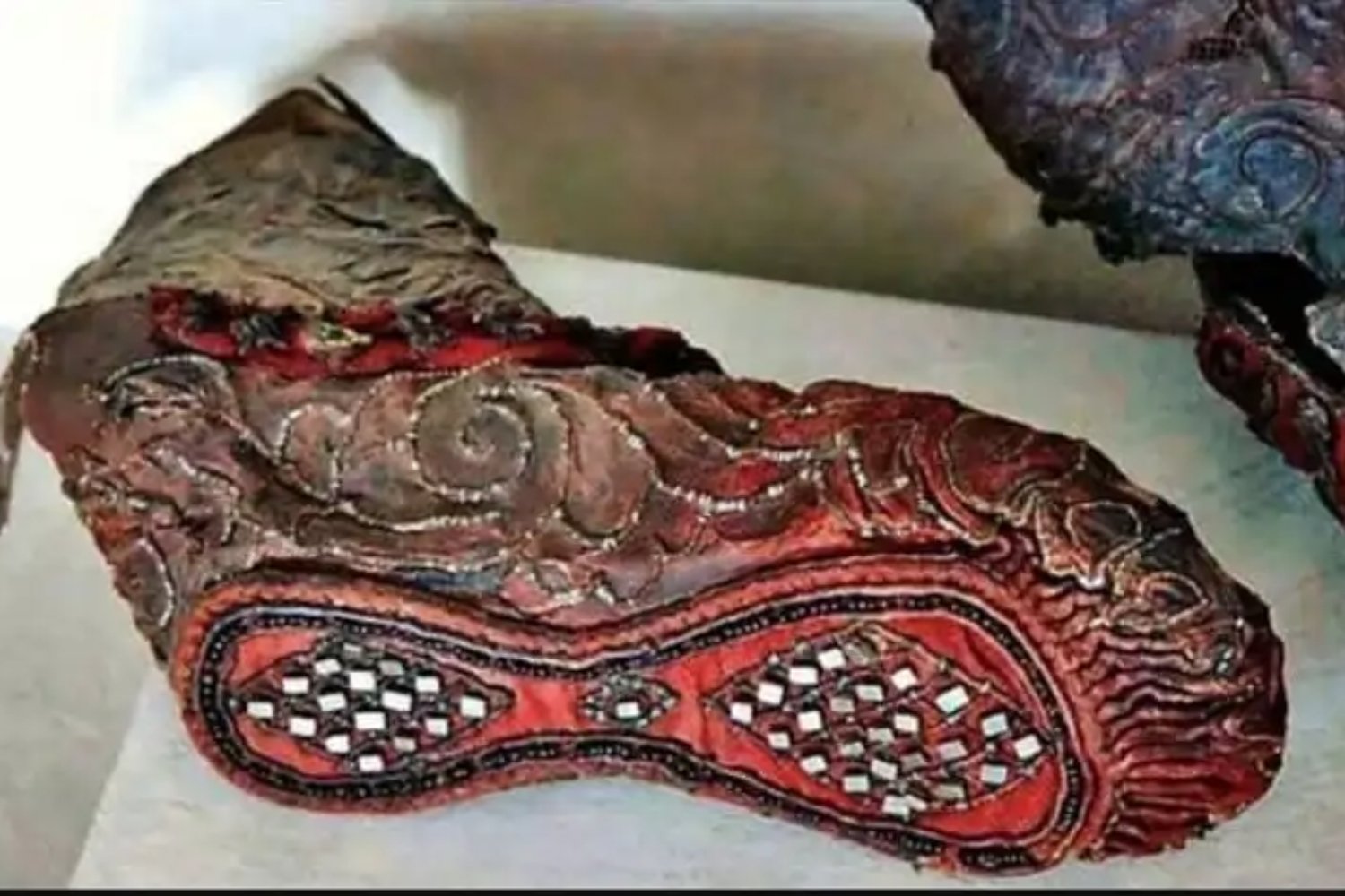 El hielo de Siberia conservó durante más de dos mil años un objeto que parecía demasiado frágil para sobrevivir tanto tiempo. Ahora, una bota roja hallada en una tumba nómada revela el lujo, el rango social y la sofisticación de una mujer de las estepas euroasiáticas
