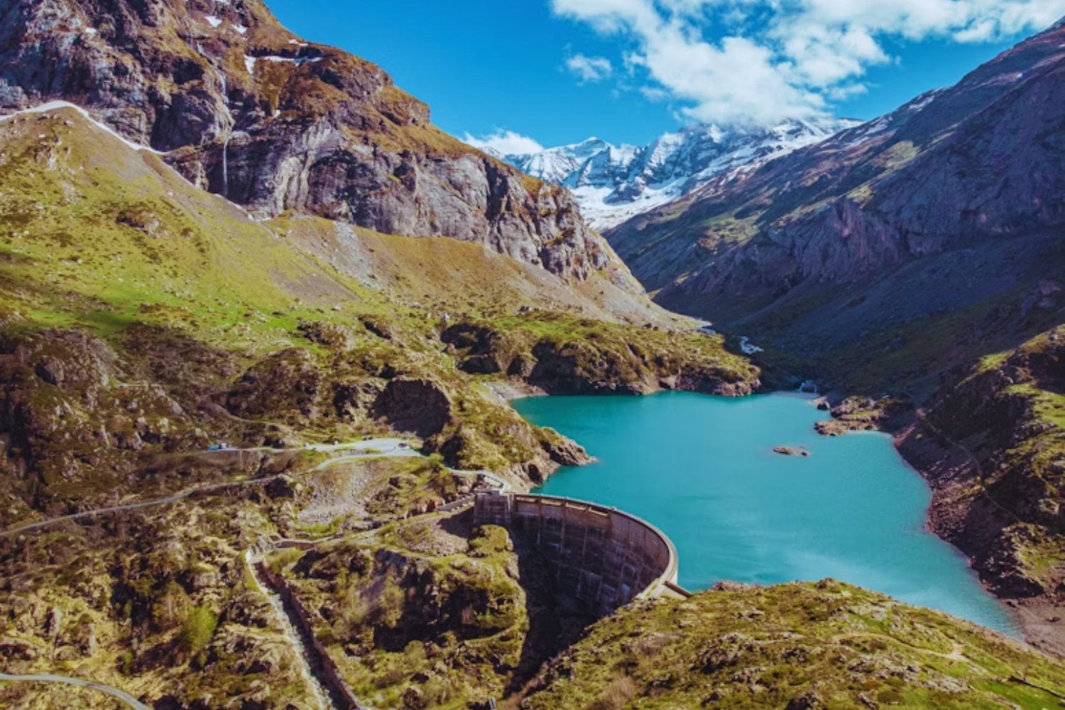 China ya tiene tanta energía solar y eólica que ahora necesita encontrar dónde guardarla. Su solución pasa por construir enormes “baterías de agua” en forma de embalses
