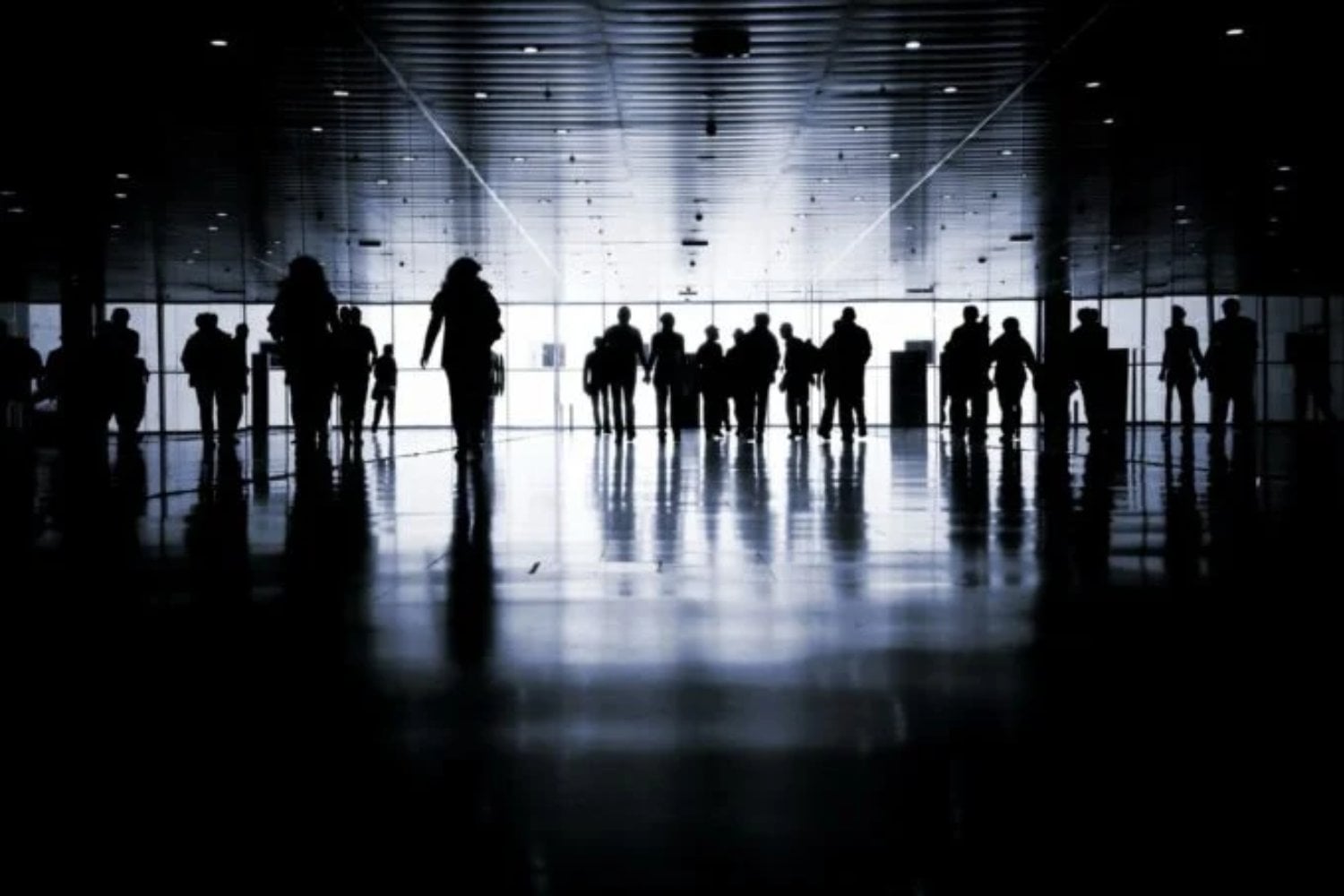 El teletrabajo prometía cambiar la relación entre empleados y empresas, pero algo ha ocurrido en silencio estos últimos años: cada vez aparece menos en las ofertas de empleo y más como una excepción que como una norma