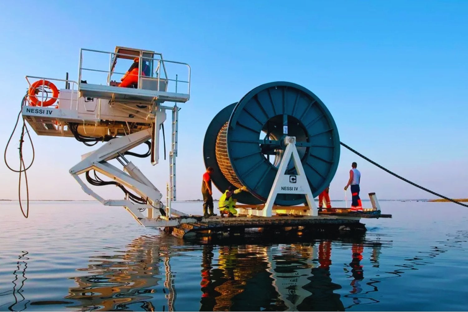 Mientras casi todo el mundo mira satélites, inteligencia artificial y chips, Estados Unidos está jugando otra partida mucho más silenciosa. La de los cables submarinos que sostienen internet