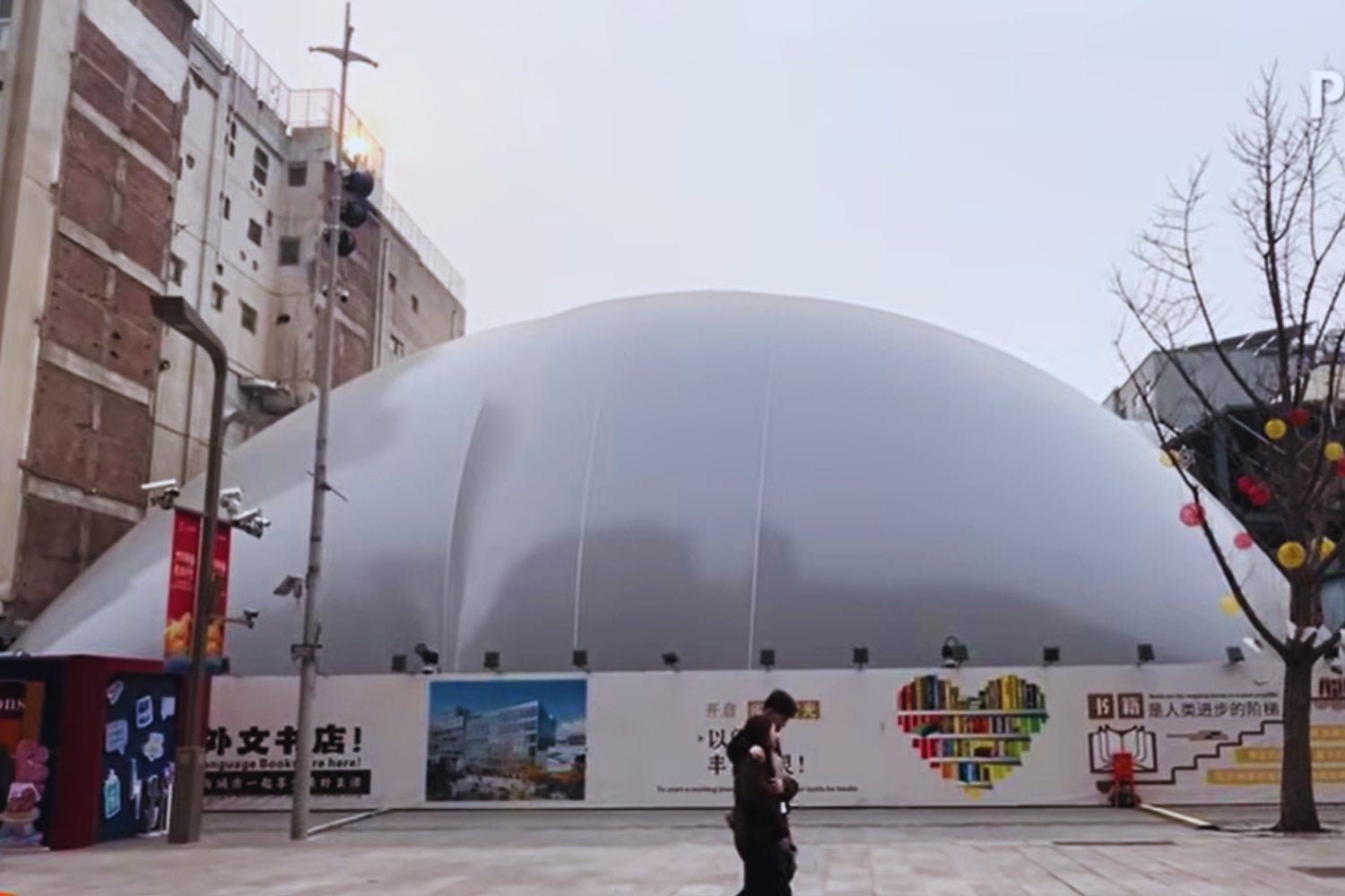 China está probando una idea radical para construir sin destruir la ciudad. Sus nuevas “burbujas” gigantes quieren acabar con uno de los peores peajes del urbanismo moderno