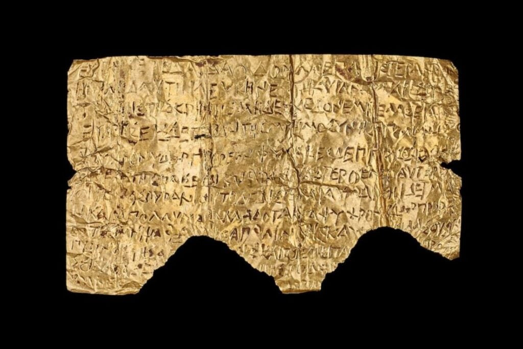 Hallaron una diminuta tablilla de oro en una tumba del sur de Italia. Lo que decía era mucho más inquietante que un epitafio: un manual para cruzar el inframundo sin caer en el olvido