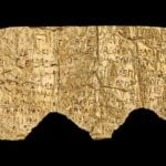 Hallaron una diminuta tablilla de oro en una tumba del sur de Italia. Lo que decía era mucho más inquietante que un epitafio: un manual para cruzar el inframundo sin caer en el olvido