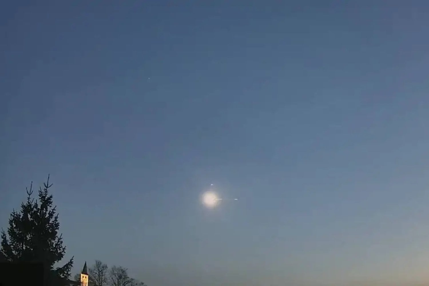 Una bola de fuego cruzó el cielo de media Europa y parecía otro meteoro más. Minutos después, un fragmento de esa roca espacial terminó perforando el tejado de una casa en Alemania