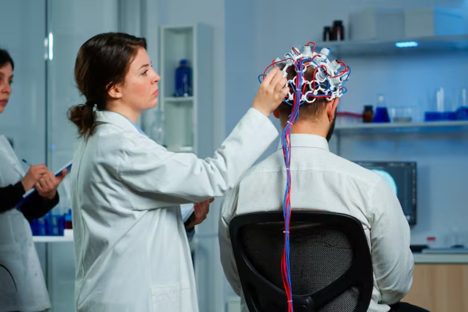 Una nueva hipótesis científica plantea que el cerebro humano podría interactuar con las frecuencias electromagnéticas de la Tierra. Investigadores estudian si estas resonancias influyen en la conciencia