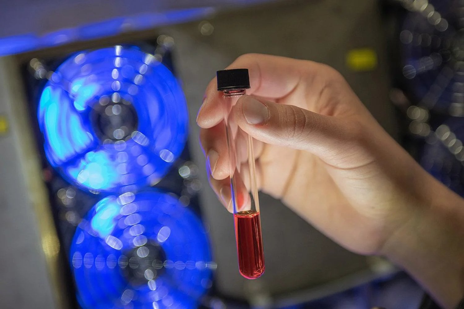 Alemania presenta una batería solar molecular que guarda la energía del sol durante días. El avance permite producir hidrógeno bajo demanda sin depender de la luz ni de la red eléctrica