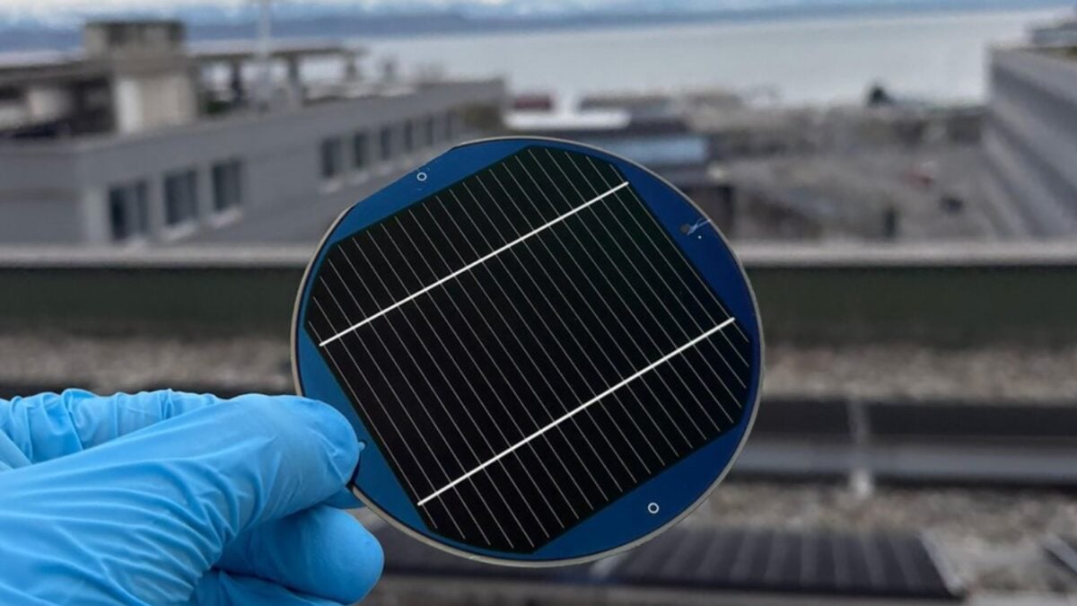 Un grupo de investigadores suizos ha logrado algo que parecía reservado al espacio: una célula solar supera el 30% de eficiencia combinando silicio y perovskitas. El siguiente objetivo ya apunta directamente al 40%