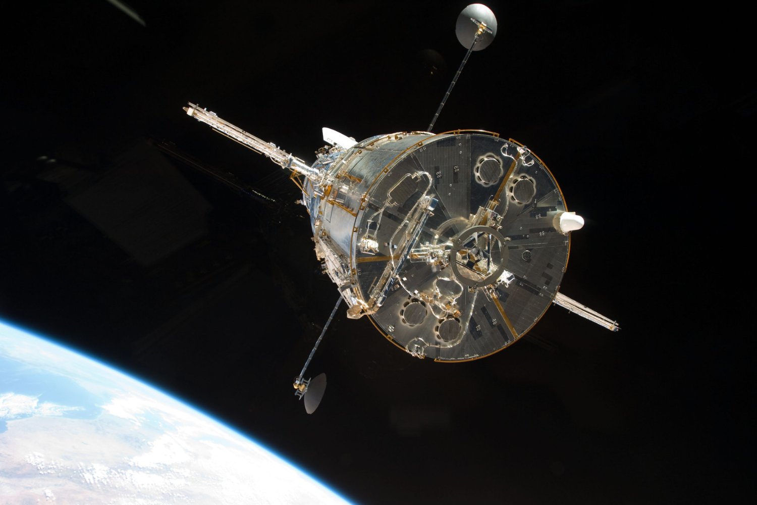 El telescopio Hubble lleva más de 30 años cambiando nuestra forma de ver el universo, pero ahora enfrenta un problema inevitable. Su órbita está decayendo y la NASA ya estudia cómo evitar que su final termine con un reingreso descontrolado a la Tierra