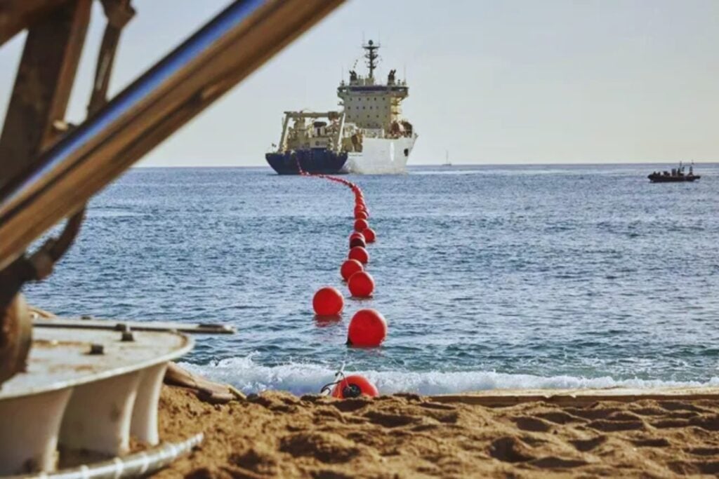 Mientras casi todo el mundo mira satélites, inteligencia artificial y chips, Estados Unidos está jugando otra partida mucho más silenciosa. La de los cables submarinos que sostienen internet