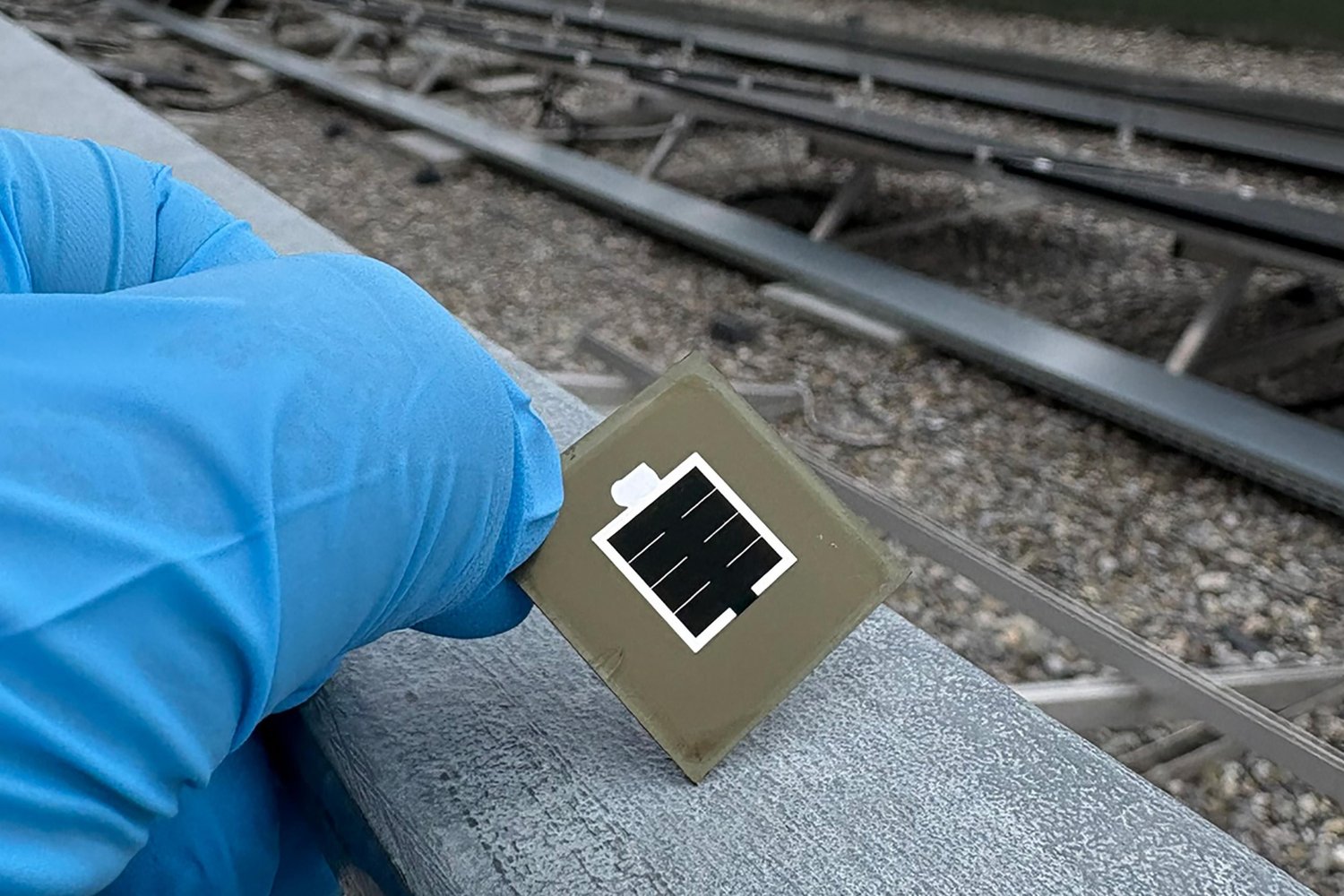 Un grupo de investigadores suizos ha logrado algo que parecía reservado al espacio: una célula solar supera el 30% de eficiencia combinando silicio y perovskitas. El siguiente objetivo ya apunta directamente al 40%