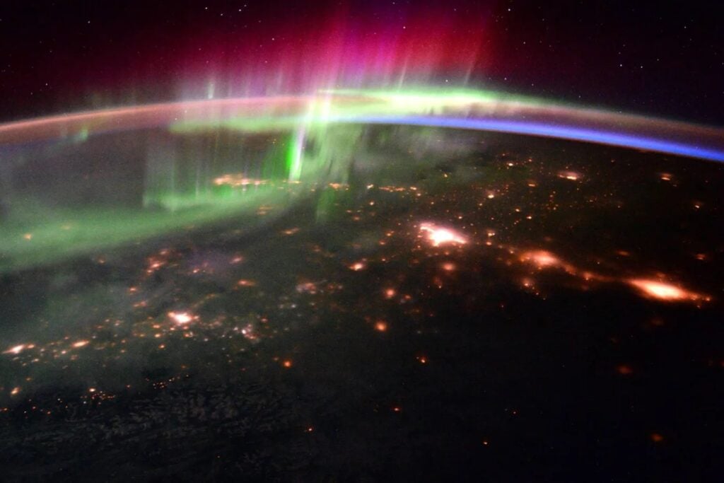 Un experimento con campos magnéticos extremos reveló que el oro puede comportarse de forma inesperada a escala atómica. El descubrimiento podría cambiar el diseño de dispositivos electrónicos del futuro