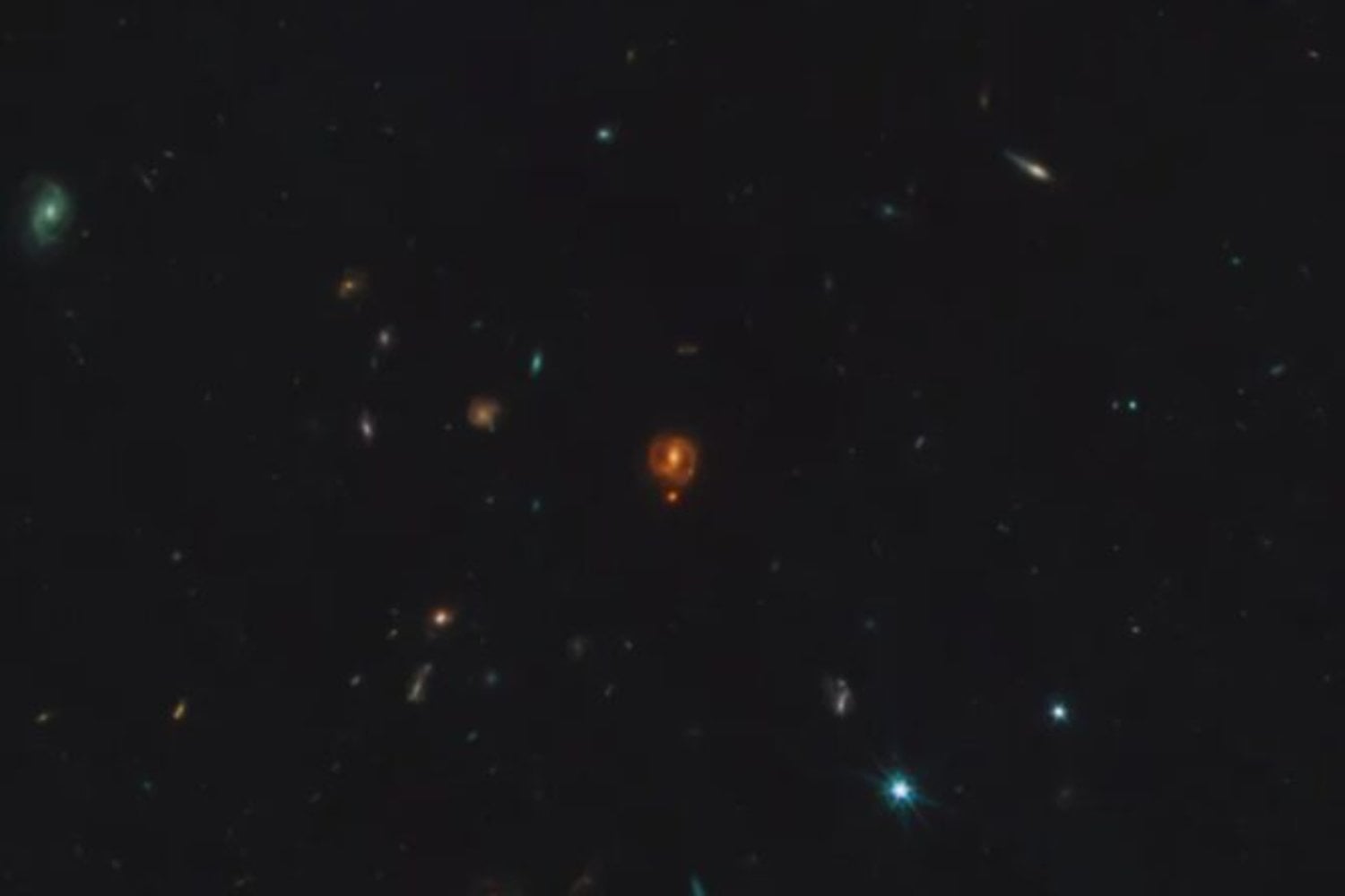 El telescopio James Webb está detectando cientos de pequeños puntos rojos en el universo temprano y nadie sabe exactamente qué son. Podrían ser agujeros negros en formación… o algo completamente nuevo