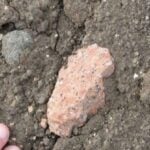 Una roca rosa apareció en una cima helada de la Antártida donde no tenía ningún sentido geológico. Ahora los científicos creen que delata la existencia de una gigantesca estructura enterrada bajo el hielo desde hace millones de años