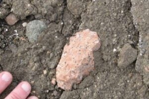 Una roca rosa apareció en una cima helada de la Antártida donde no tenía ningún sentido geológico. Ahora los científicos creen que delata la existencia de una gigantesca estructura enterrada bajo el hielo desde hace millones de años