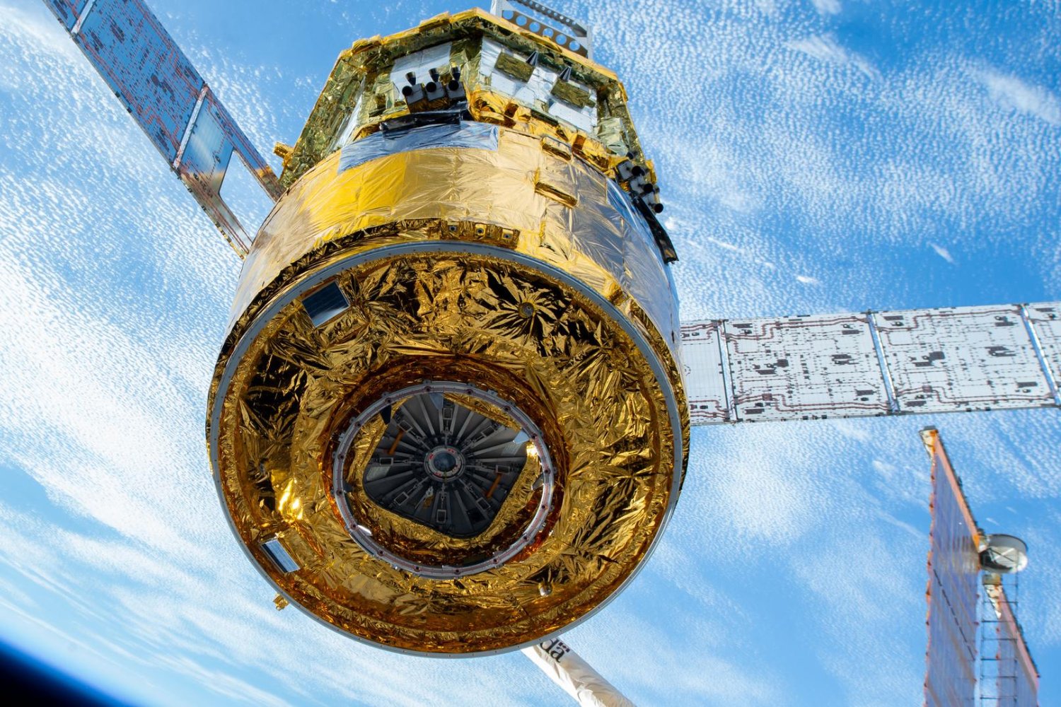 Una nave japonesa ha entregado más de cinco toneladas de suministros a la Estación Espacial Internacional. Ahora llega el momento más delicado de su misión