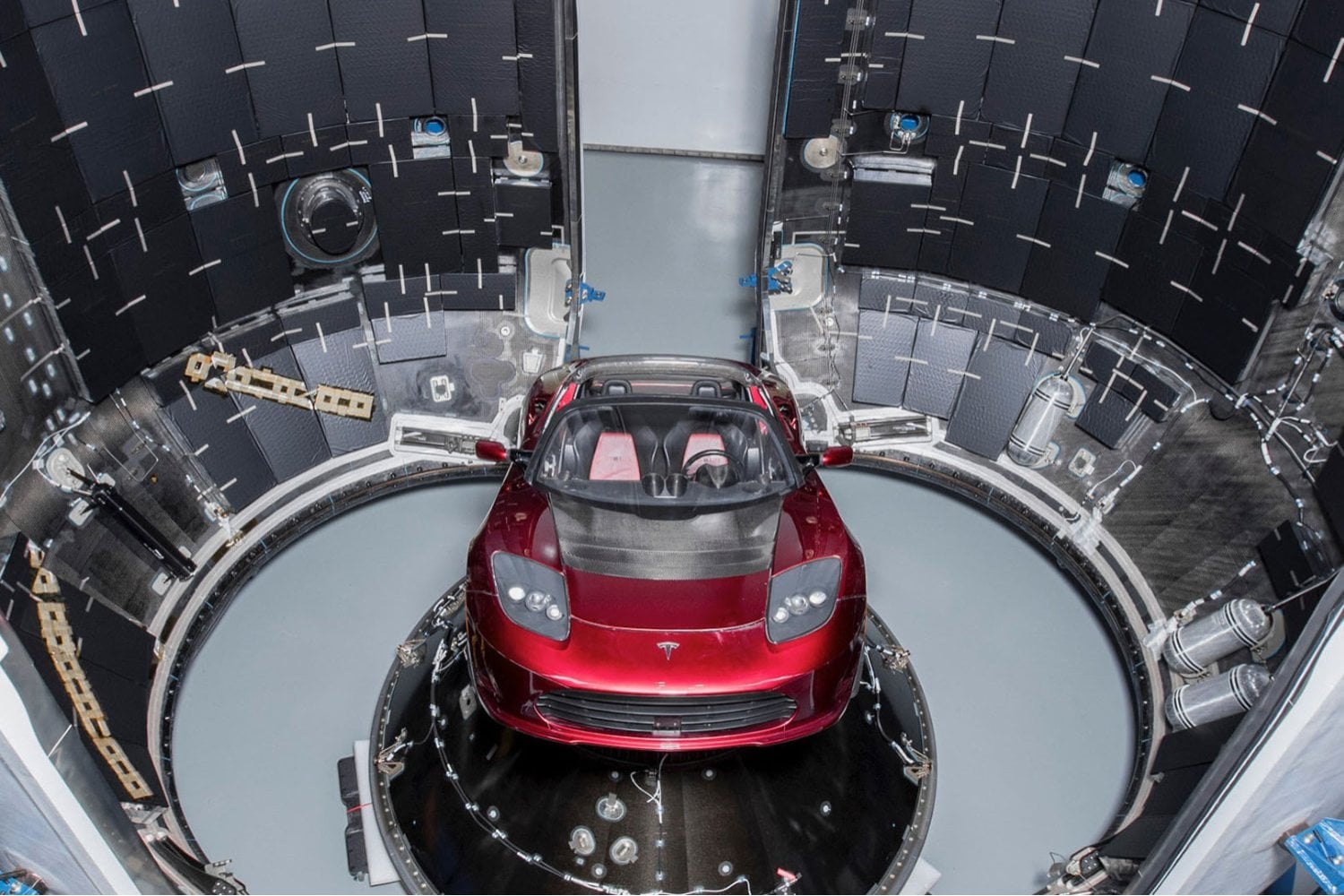 El Tesla que Elon Musk lanzó al espacio ya no es una simple excentricidad orbital. Ocho años después, recorre el sistema solar como un objeto interplanetario que incluso fue confundido con un asteroide