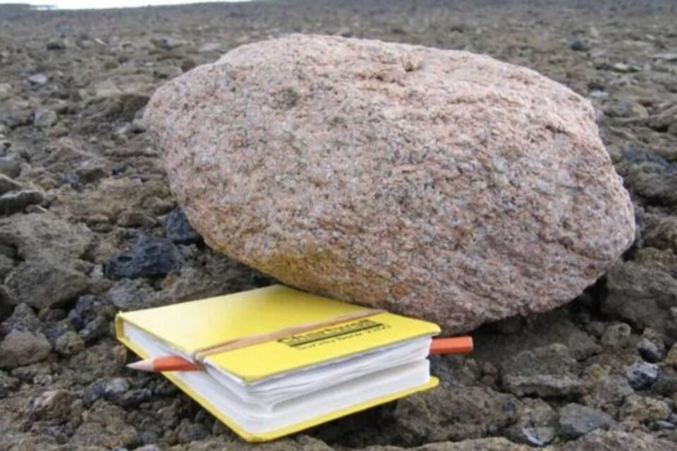 La Roca Rosa Una roca rosa apareció en una cima helada de la Antártida donde no ...