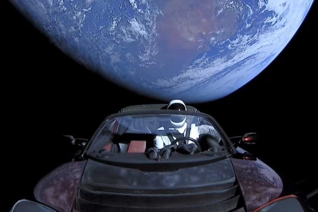 El Tesla que Elon Musk lanzó al espacio ya no es una simple excentricidad orbital. Ocho años después, recorre el sistema solar como un objeto interplanetario que incluso fue confundido con un asteroide