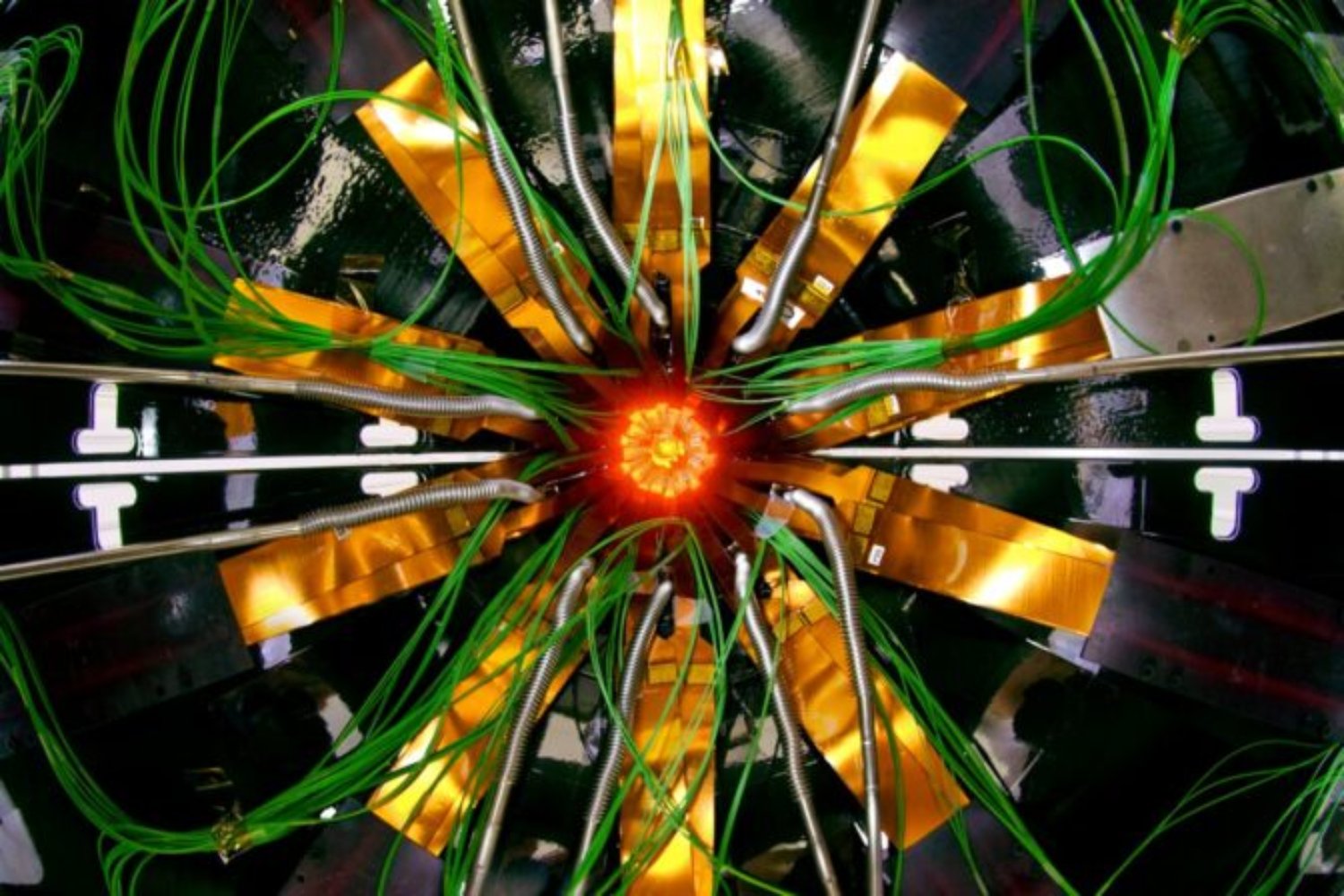 El CERN ha detectado una nueva partícula similar al protón pero cuatro veces más masiva. Está formada por cuarks “encantados” y podría ayudar a poner a prueba cómo funciona la fuerza que mantiene unida la materia