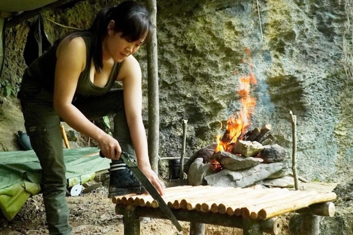 Construyó su propia casa al borde de un lago en plena selva tropical y la terminó en 120 días. Lo que parecía un reto viral es, en realidad, un experimento radical sobre autonomía, arquitectura mínima y vida sin infraestructura