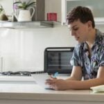 Escribir la lista de la compra en papel en plena era del móvil no es una rareza. La psicología sugiere que dice bastante sobre cómo pensamos y nos organizamos