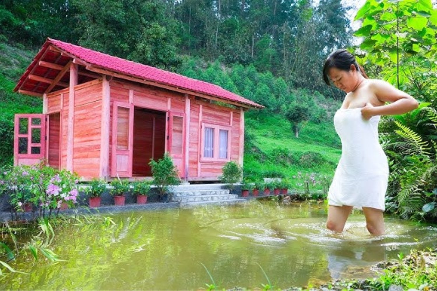 Construyó su propia casa al borde de un lago en plena selva tropical y la terminó en 120 días. Lo que parecía un reto viral es, en realidad, un experimento radical sobre autonomía, arquitectura mínima y vida sin infraestructura