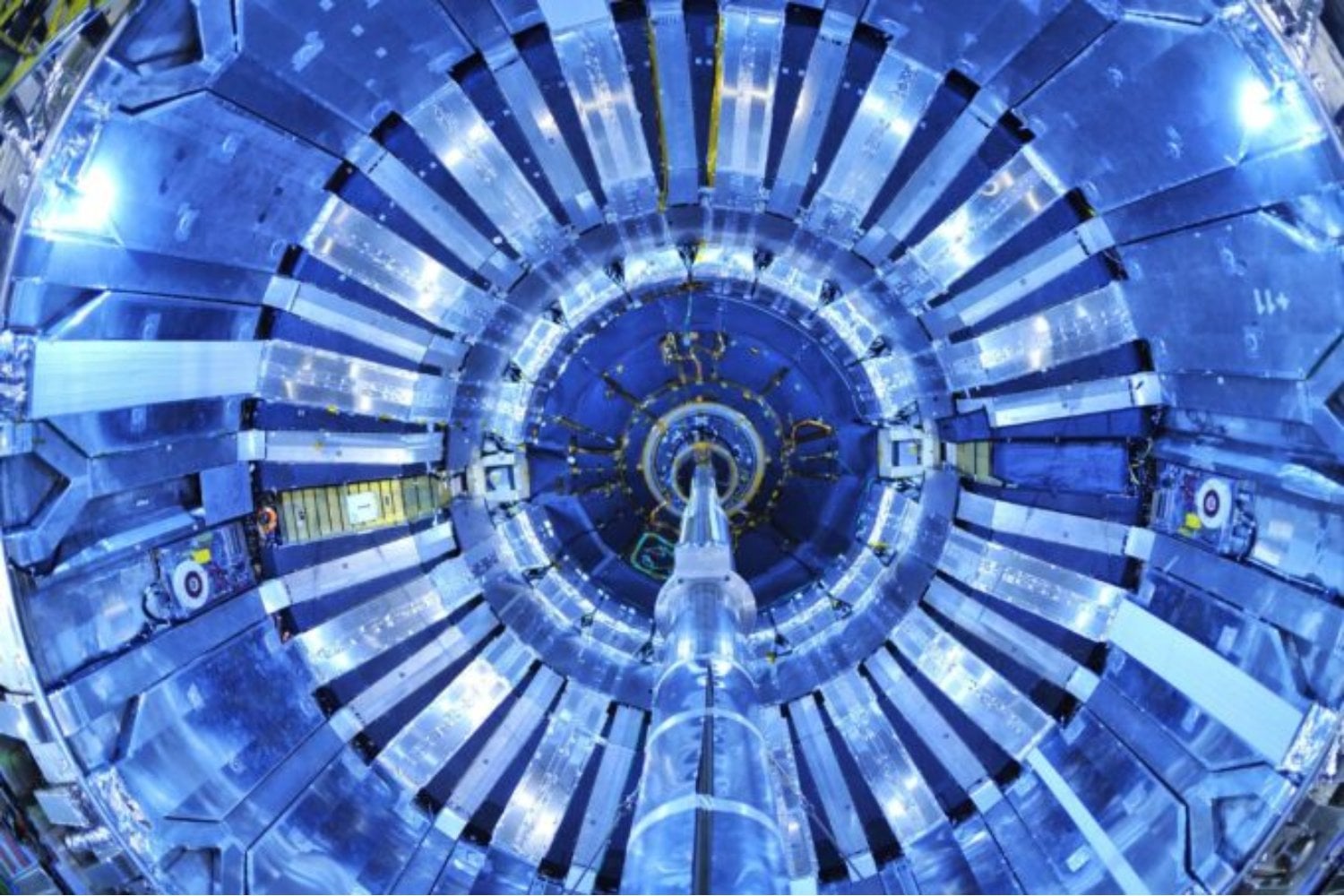 El CERN ha detectado una nueva partícula similar al protón pero cuatro veces más masiva. Está formada por cuarks “encantados” y podría ayudar a poner a prueba cómo funciona la fuerza que mantiene unida la materia